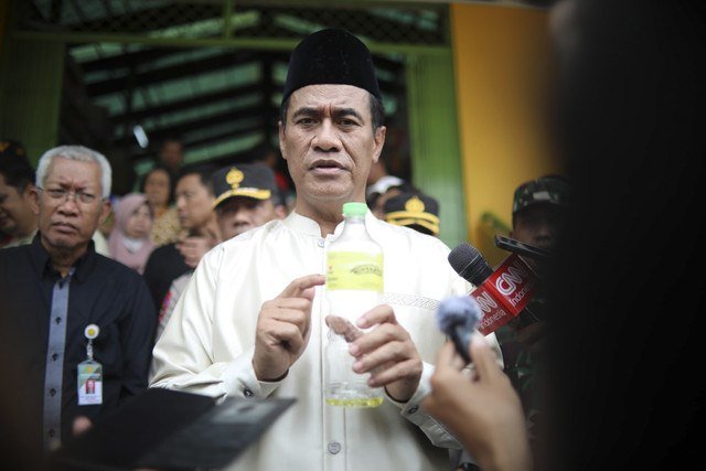 Mentan Amran saat sidak MinyaKita di Pasar Lenteng Agung. Foto: Dok. Kementan