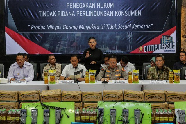 Kasatgas Pangan Dirtipideksus Polri Brigjen Pol Helfi Assegaf dan Karo Penmas Divisi Humas Polri Brigjen Pol Trunoyudo Wisnu Andiko menyampaikan keterangan pers terkait produk minyak goreng Minyakita isi tidak sesuai kemasan di Lobby Bareskrim Polri. Foto: Asprilla Dwi Adha/ANTARA FOTO
