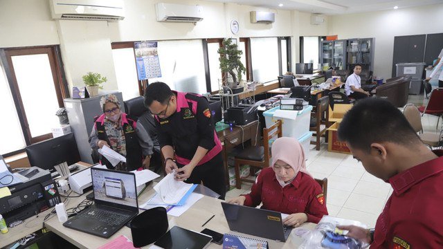 Kejati Jatim saat menggeledah kantor Dinas Pendidikan Jawa Timur terkait kasus dugaan korupsi dana hibah pengadaan barang dan jasa untuk Sekolah Menengah Kejuruan (SMK) swasta pada tahun 2017. Foto: Dok. Kejati Jatim