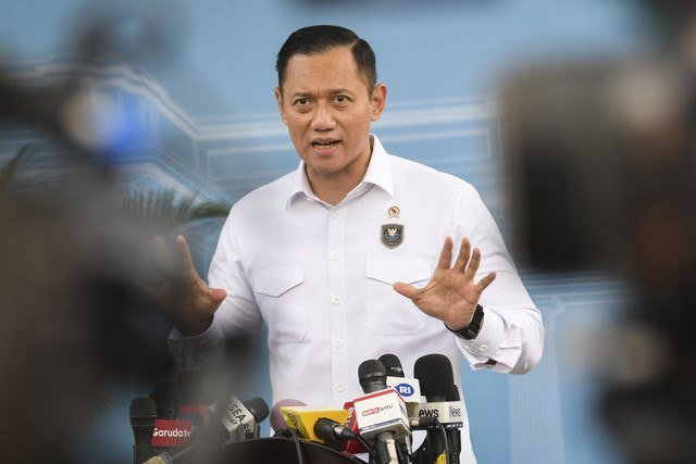Menko Infrastruktur dan Pembangunan Kewilayahan Agus Harimurti Yudhoyono menyampaikan keterangan kepada wartawan usai melakukan pertemuan dengan Presiden Prabowo Subianto di Istana Kepresidenan, Jakarta, Rabu (12/3/2025). Foto: Aditya Pradana Putra/ANTARA FOTO