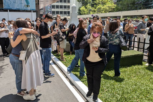 Orang-orang berdiri di luar gedung perkantoran di Bangkok pada tanggal 28 Maret 2025 setelah gempa bumi berkekuatan 7,7 skala Richter mengguncang Myanmar. Foto: Candida NG / AFP