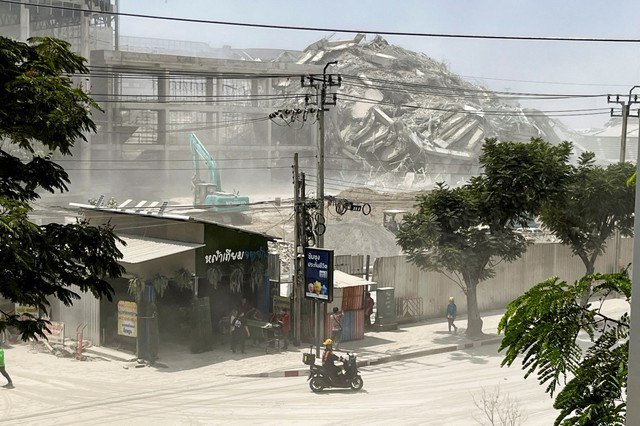 Gedung yang masih tahap pembangunan ambruk diguncang gempa di Bangkok, Thailang, Jumat (28/3/2025). Foto: Ann Wang/REUTERS