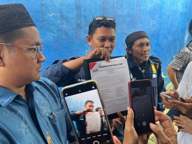 Pajeri dan Rahmad, kuasa hukum dan tim advokasi keluarga Juwita, di Mako Lanal Banjarmasin, Sabtu (29/3/2025). Foto: Dok. Istimewa