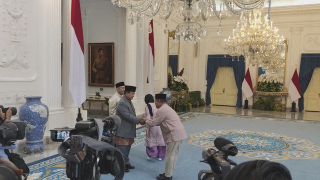 Presiden Prabowo Subianto bersama anaknya Didiet Prabowo menyapa para tamu yang hadir saat open house Idul Fitri 1446 Hijriah di Istana Merdeka, Jakarta, Senin (31/3/2025).
