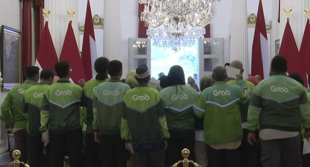 Sejumlah ojek online tiba untuk menghadiri Open House Presiden Prabowo Subianto saat Idul Fitri 1446 Hijriah di Istana Negara, Jakarta, Senin (31/3/2025). Foto: Youtube/Sekretariat Presiden