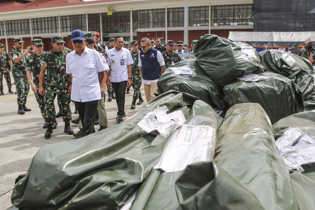 Wakil Menteri Pertahanan Donny Ermawan mengecek bantuan yang akan dikirim saat Apel Cek Kesiapan Pemberangkatan ke Myanmar di Lanud Halim Perdanakusuma, Jakarta, Senin (31/3/2025). Foto: Asprilla Dwi Adha/ANTARA FOTO