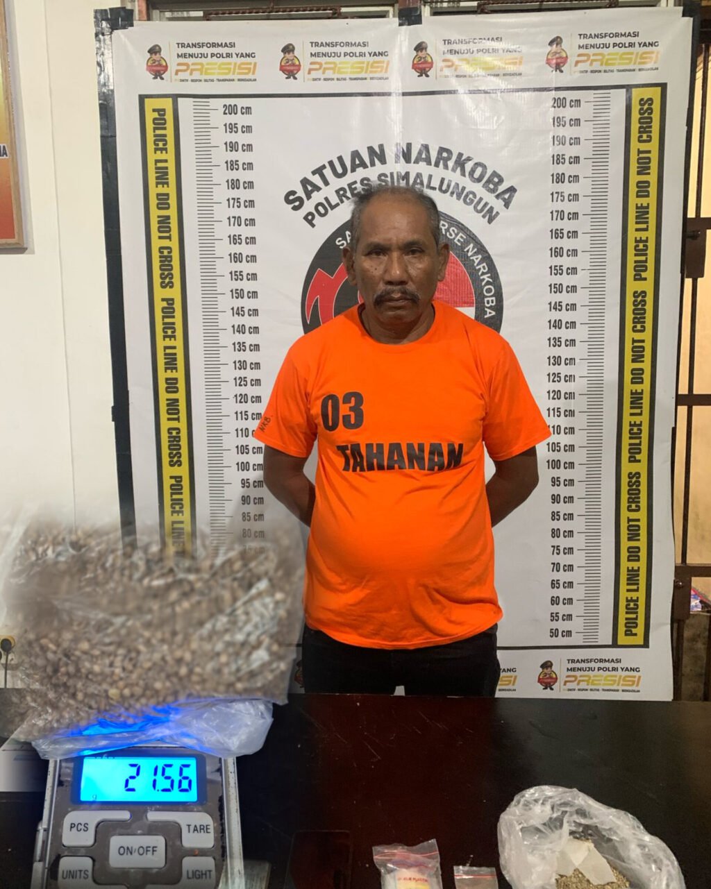 Tersangka dan barang bukti ganja diamankan di Kantor Sat Narkoba Polres Simalungun. Foto: Humas Polres Simalungun.