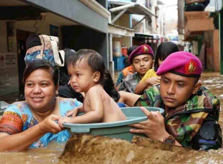 Prajurit TNI saat Bantu Evakuasi Korban Banjir di Jakarta. Foto: Puspen TNI
