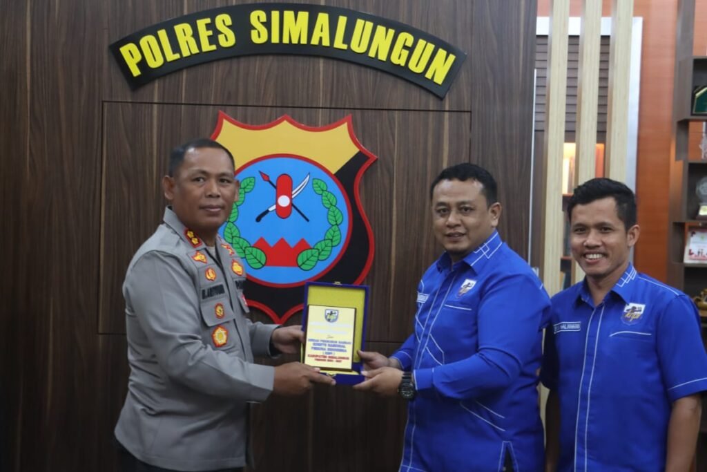 Kapolres Simalungun dan Ketua KNPI Simalungun di dampingi Sekretarisnya. Foto: Istimewa.