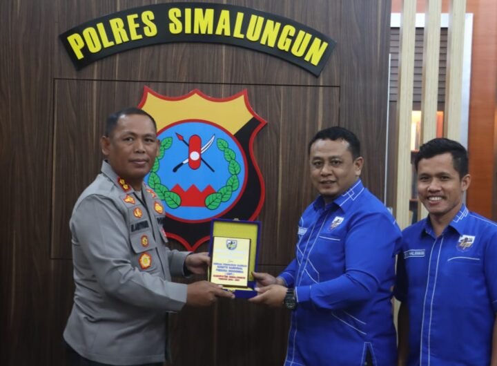 Kapolres Simalungun dan Ketua KNPI Simalungun di dampingi Sekretarisnya. Foto: Istimewa.