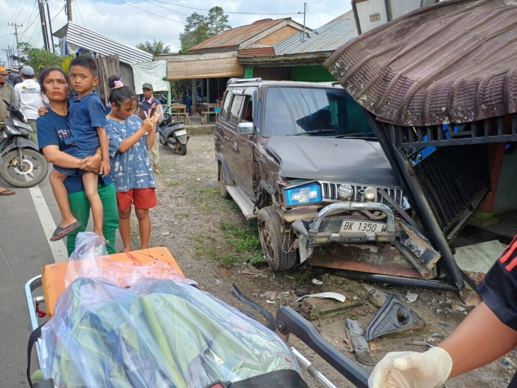 Pihak Kepolisian dari Polres Simalungun rekasi cepat lakukan penanganan terhadap korban tabrakan beruntun. Foto: Dok. Hukas Polres Simalungun.