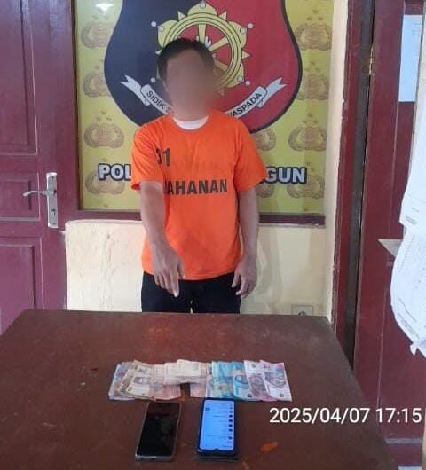 Pelaku perjudian togel dan barang bukti diamankan polisi. Foto: Humas Polres Simalungun.