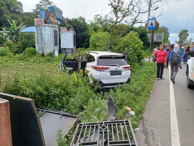 Pihak Kepolisian dari Polres Simalungun rekasi cepat lakukan penanganan terhadap korban tabrakan beruntun. Foto: Dok. Hukas Polres Simalungun.