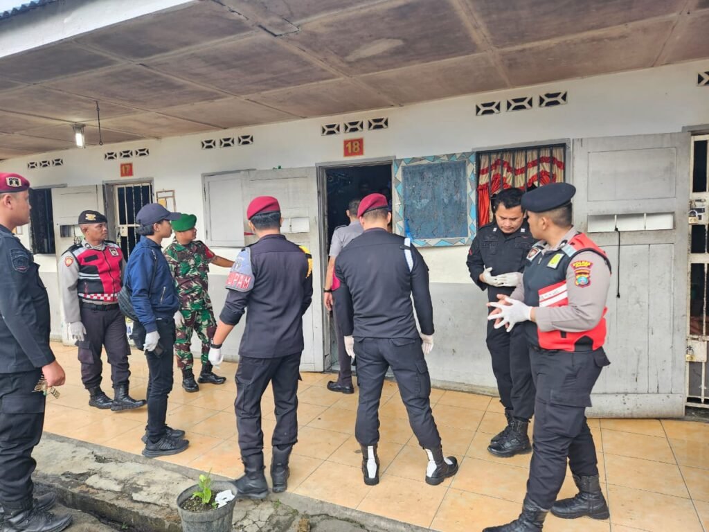 Pelaksanaan razia kamar hunian WBP Rutan Kelas IIB Sidikalang. Foto: Dok. Rutan Kelas IIB Sidikalang.