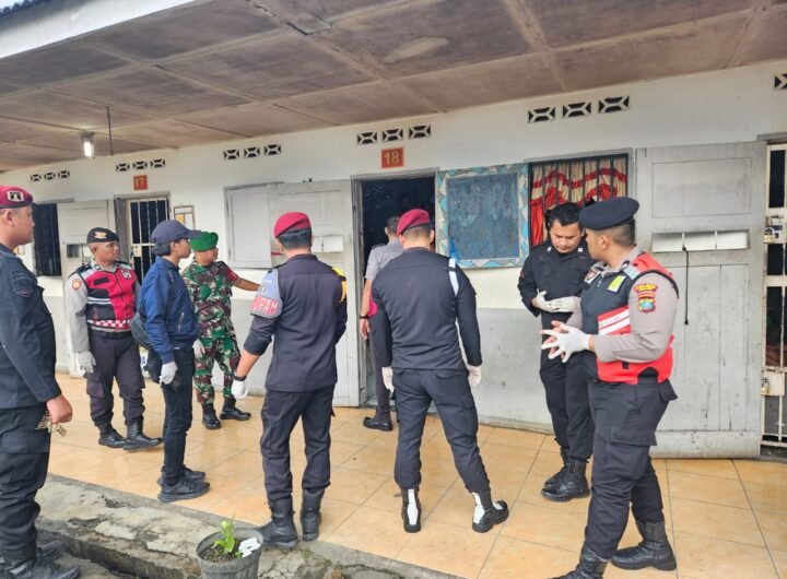 Pelaksanaan razia kamar hunian WBP Rutan Kelas IIB Sidikalang. Foto: Dok. Rutan Kelas IIB Sidikalang.