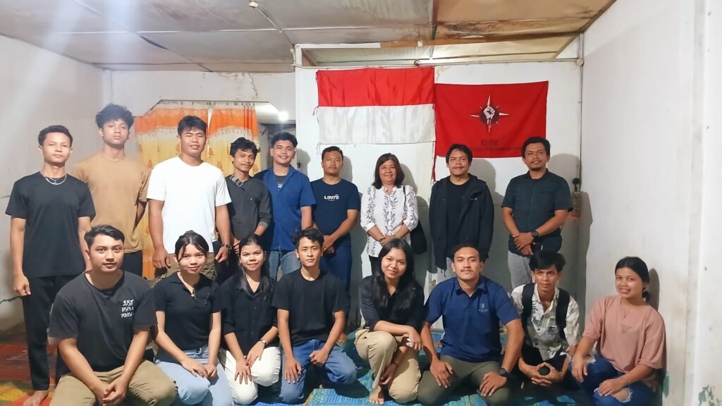 KSPM Foto bersama usai lakukan diskusi peringatan Hari Kartini. Foto: Edis G.