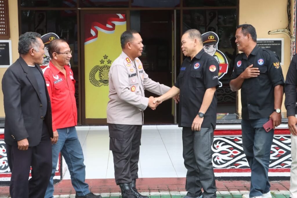 Kapolres Simalungun saat menerima dan berjabat tangan dengan Serikat Buruh. Foto: Humas Polres Simalungun.