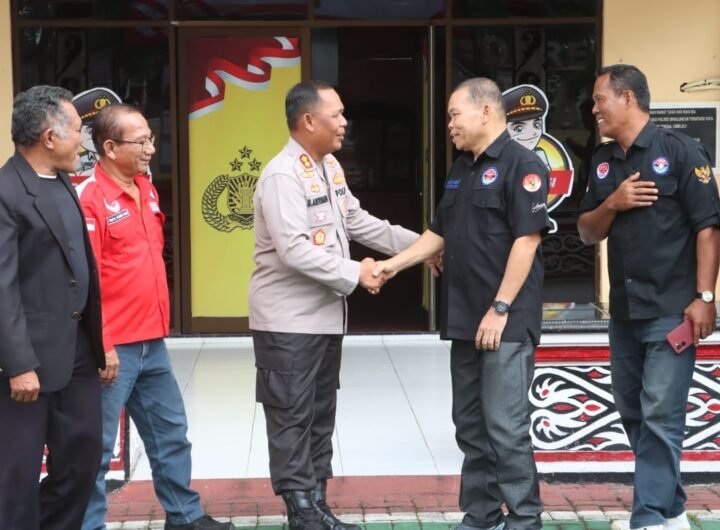 Kapolres Simalungun saat menerima dan berjabat tangan dengan Serikat Buruh. Foto: Humas Polres Simalungun.