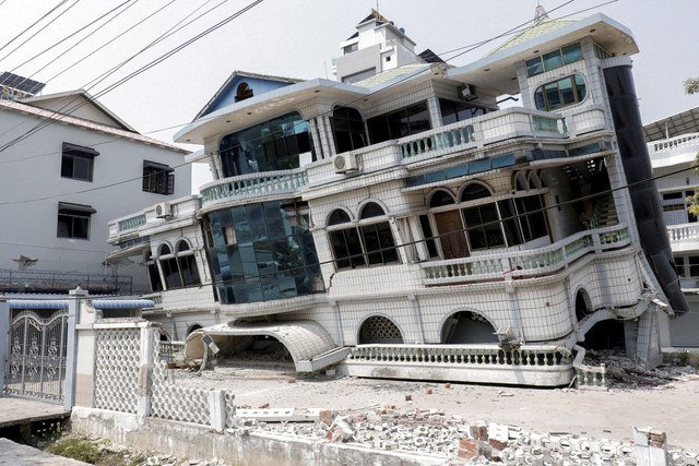 Pemandangan bangunan yang runtuh, setelah gempa bumi kuat, di Mandalay, Myanmar, Senin (31/3/2025). Foto: Stringer/REUTERS
