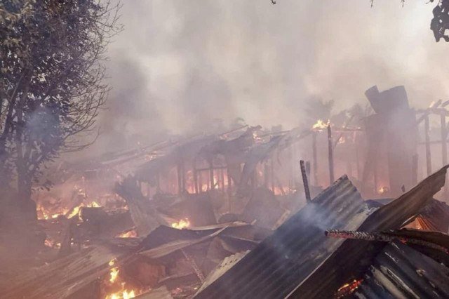 Sebanyak 18 unit rumah dinas di Asrama Gajah II/Kompi Kodim 0104/Atim Kota Langsa Aceh terbakar sekitar pukul 05.30 WIB di Langsa Aceh, Kamis (3/4/2025). Foto: BPBD Aceh/HO ANTARA