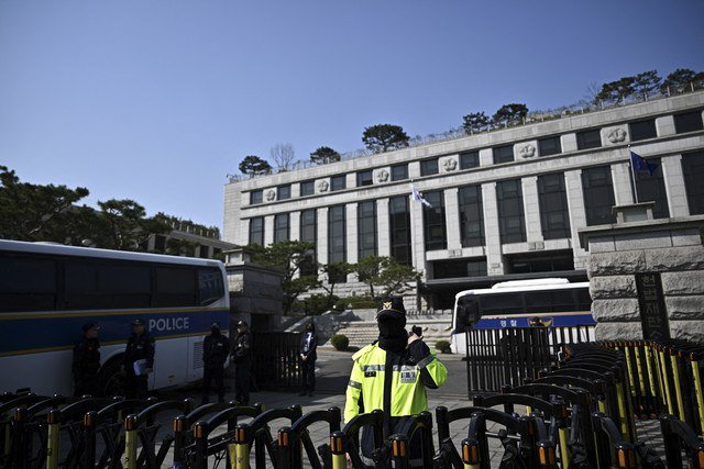 Petugas kepolisian berjaga menjelang sidang pemakzulan Presiden Korea Selatan Yoon Suk-yeol di Mahakamah Konstitusi Korea Selatan, Seoul, Kamis (3/4/2025). Foto: Pedro Pardo/AFP