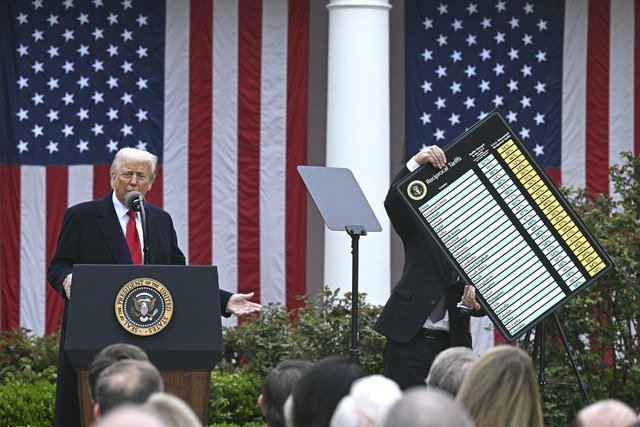 Presiden Donald Trump menyampaikan pidato mengenai tarif impor baru saat "Make America Wealthy Again" di Gedung Putih, Washington DC, Amerika Serikat, Rabu (2/4/2025). Foto: Brendan Smialowski/AFP