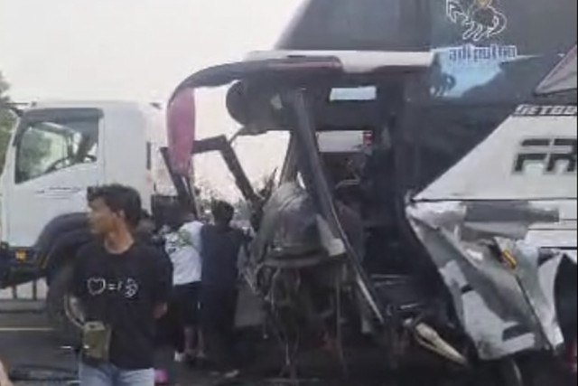 Bus rombongan pendukung Persebaya Surabaya, Bonek, mengalami kecelakaan dengan mobil Honda BR-V di KM 331 Tol Pekalongan, Sabtu (12/4/2025). Foto: Istimewa