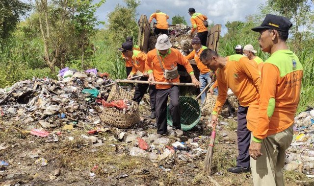 Petugas tengah membersihkan sampah yang dibuang di kawasan hutan negara di Playen, Gunungkidul. Foto: Dok. DLH Gunungkidul