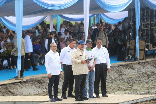 Presiden Prabowo saat mencoba teknologi drone pertanian untuk menebar benih padi secara efisien di area persawahan di Desa Pelabuhan Dalam, Kecamatan Pamulutan, Kabupaten Ogan Ilir, Sumsel. Foto : Dok. Kementan