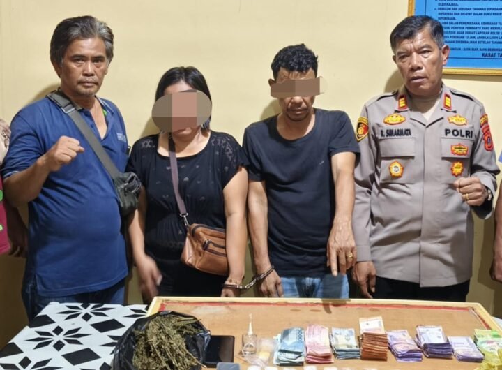 Kedua Tersangka dan barang bukti di Polres Simalungun. Foto: Humas Polres Simalungun.