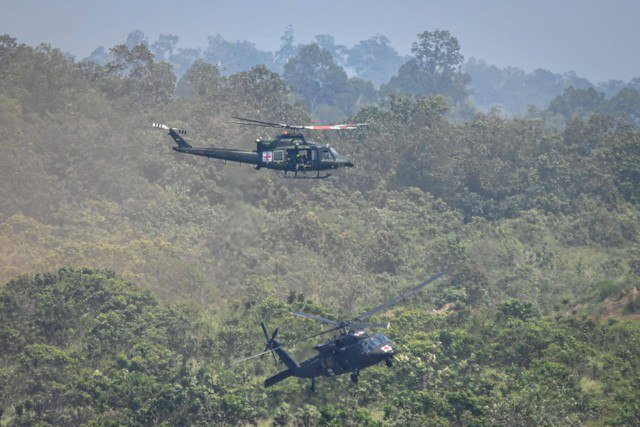 Helikopter Bell 412EPI TNI AD dan helikopter Black Hawk US Army saat melakukan evakuasi medis dalam puncak latihan bersama (Latma) Super Garuda Shield 2022 di Puslatpur Baturaja, Ogan Komering Ulu (OKU) Timur, Sumatera Selatan, Jumat (12/8/2022). Foto: M Risyal Hidayat/ANTARA FOTO