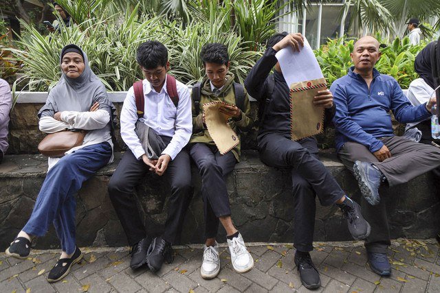 Warga menunggu panggilan untuk menyerahkan surat lamaran sebagai petugas Penanganan Prasarana dan Sarana Umum (PPSU) di Loket Penerimaan Surat dan Barang, Balai Kota DKI Jakarta, Selasa (22/4/2025). Foto: Iqbal Firdaus/kumparan