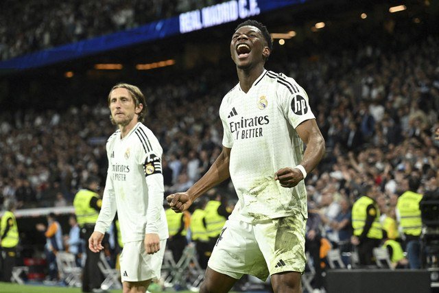 Pemain Real Madrid Aurelien Tchouameni berselebrasi usai mencetak gol ke gawang Real Sociedad pada pertandingan leg kedua semi final Copa del Rey di Santiago Bernabeu, Madrid, Spanyol, Selasa (1/4/2025). Foto: Javier Soriano/AFP