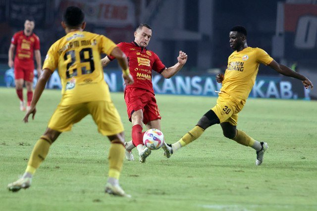 Pemain Persija Jakarta Maciej Gajos berebut bola dengan pemain Semen Padang FC Alhassan Wakaso pada pertandingan Liga 1 di Stadion Pakansari, Kabupaten Bogor, Jawa Barat, Minggu (27/4/2025). Foto: Yulius Satria Wijaya/ANTARA FOTO