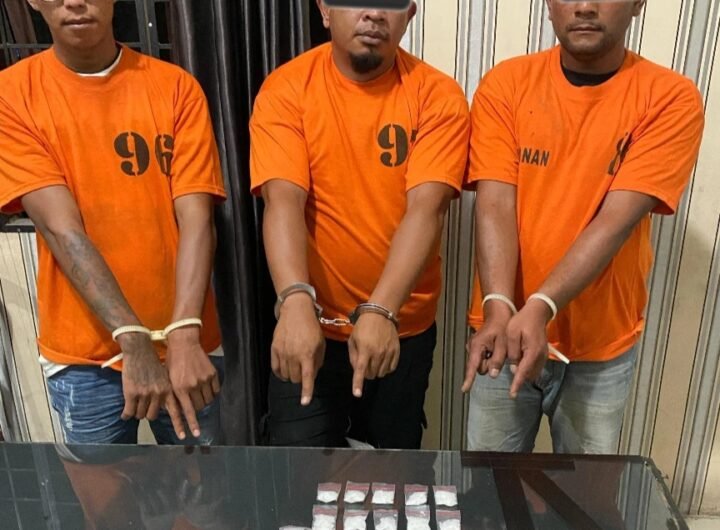 Ketiga pengedar Narkoba bersama barang bukti diamankan Satresnarkoba Polres Tanah Karo. Foto: Dok. @Polres_tanahkaro.