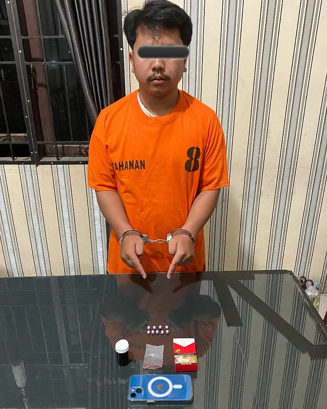 Tersangka dan barang bukti. Foto: Ig @polres_tanahkaro.