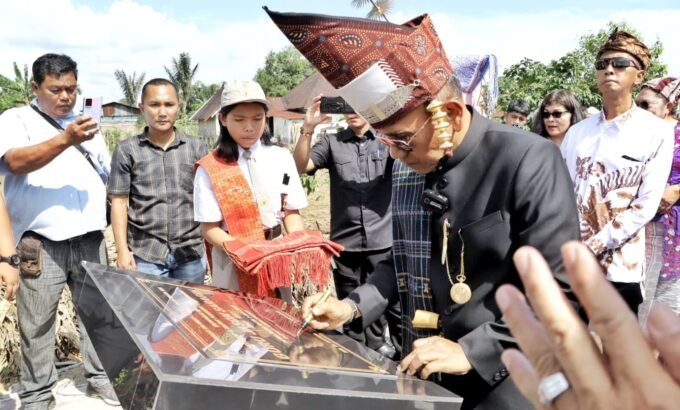 Bupati Simalungun saat berziarah ke Makam Pelopor dan Tokoh Pendidikan. Foto: Istimewa.