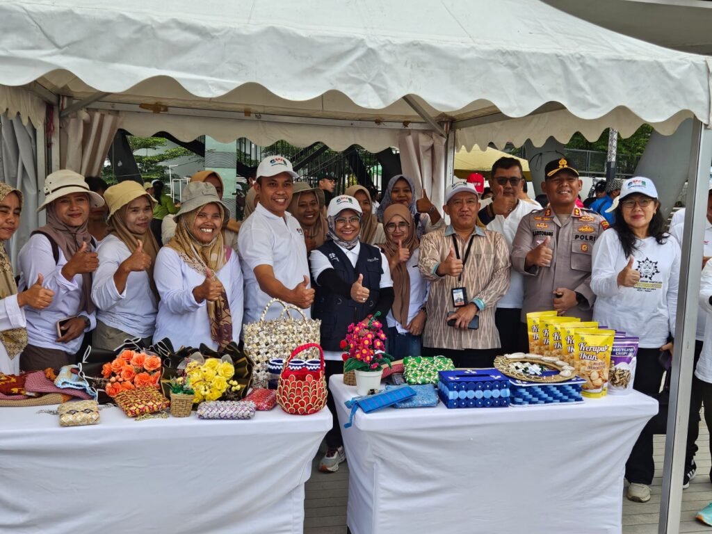 Masyarakat, Kapolres Simalungun dan Wamen Pariwisata foto bersaman. Foto: Dok. Humas Polres Simalungun.