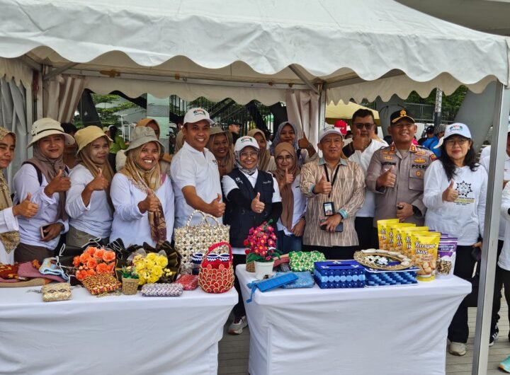 Masyarakat, Kapolres Simalungun dan Wamen Pariwisata foto bersaman. Foto: Dok. Humas Polres Simalungun.