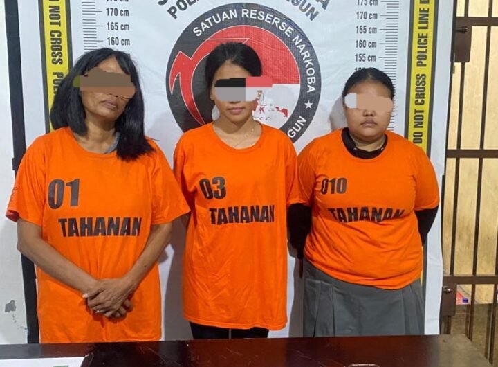 Ketiga Wanita dan barang bukti Narkoba jenis Sabu diamankan Polsek Tanah Jawa, dan dibawa ke Polres Simalungun. Foto: Dok. Humas Polres Simalungun.