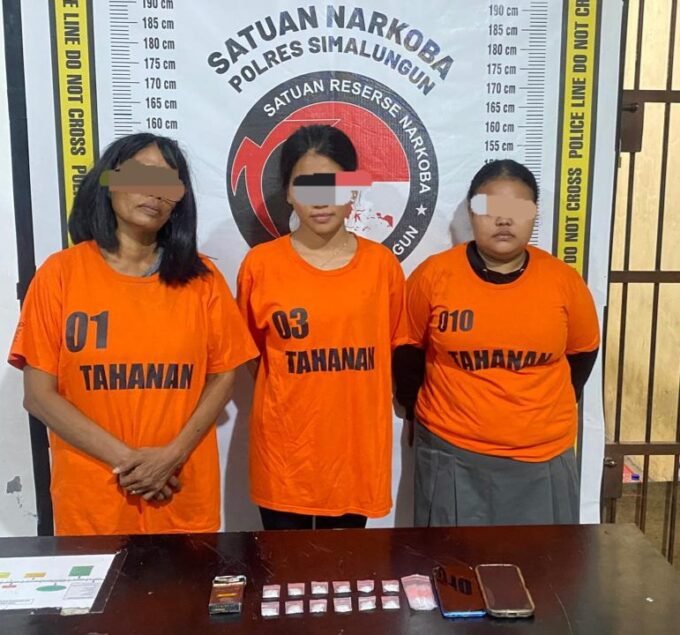 Ketiga Wanita dan barang bukti Narkoba jenis Sabu diamankan Polsek Tanah Jawa, dan dibawa ke Polres Simalungun. Foto: Dok. Humas Polres Simalungun.