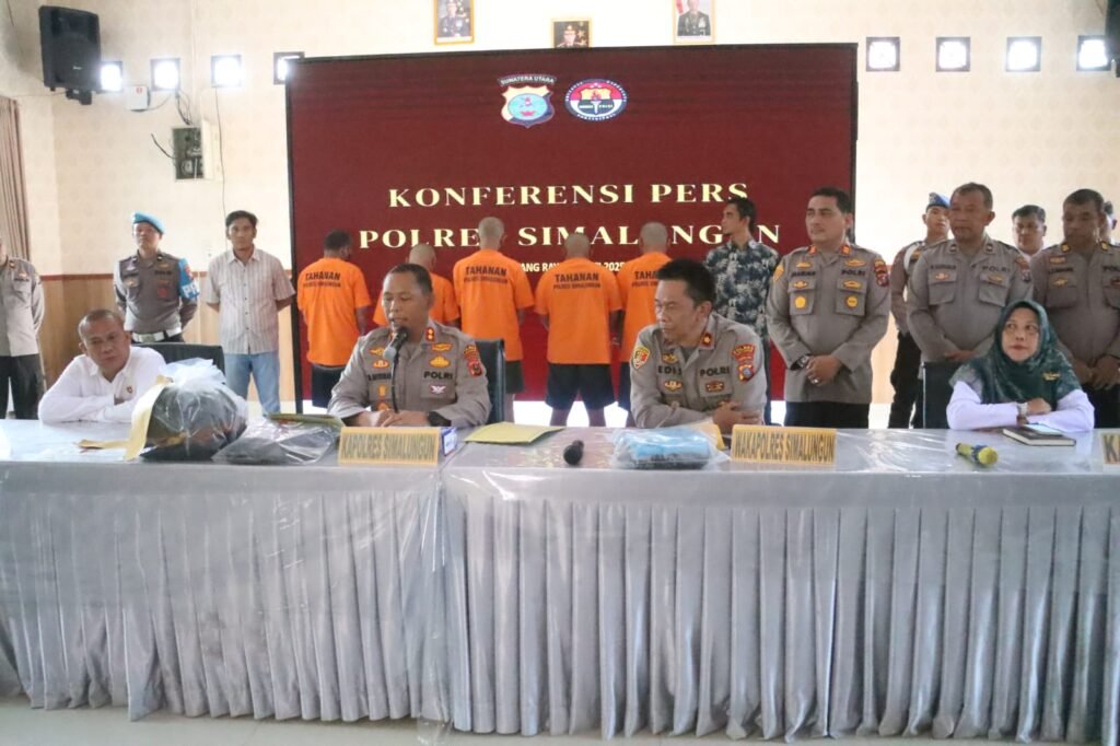 Kapolres Simalungun saat memberikan keterangan persnya terkait kasus pencabulan anak di bawah umur yang dilakukan oleh 4 Pria di Girsang Sipanganbolon, Kabupaten Simalungun. Foto: Humas Polres Simalungun.