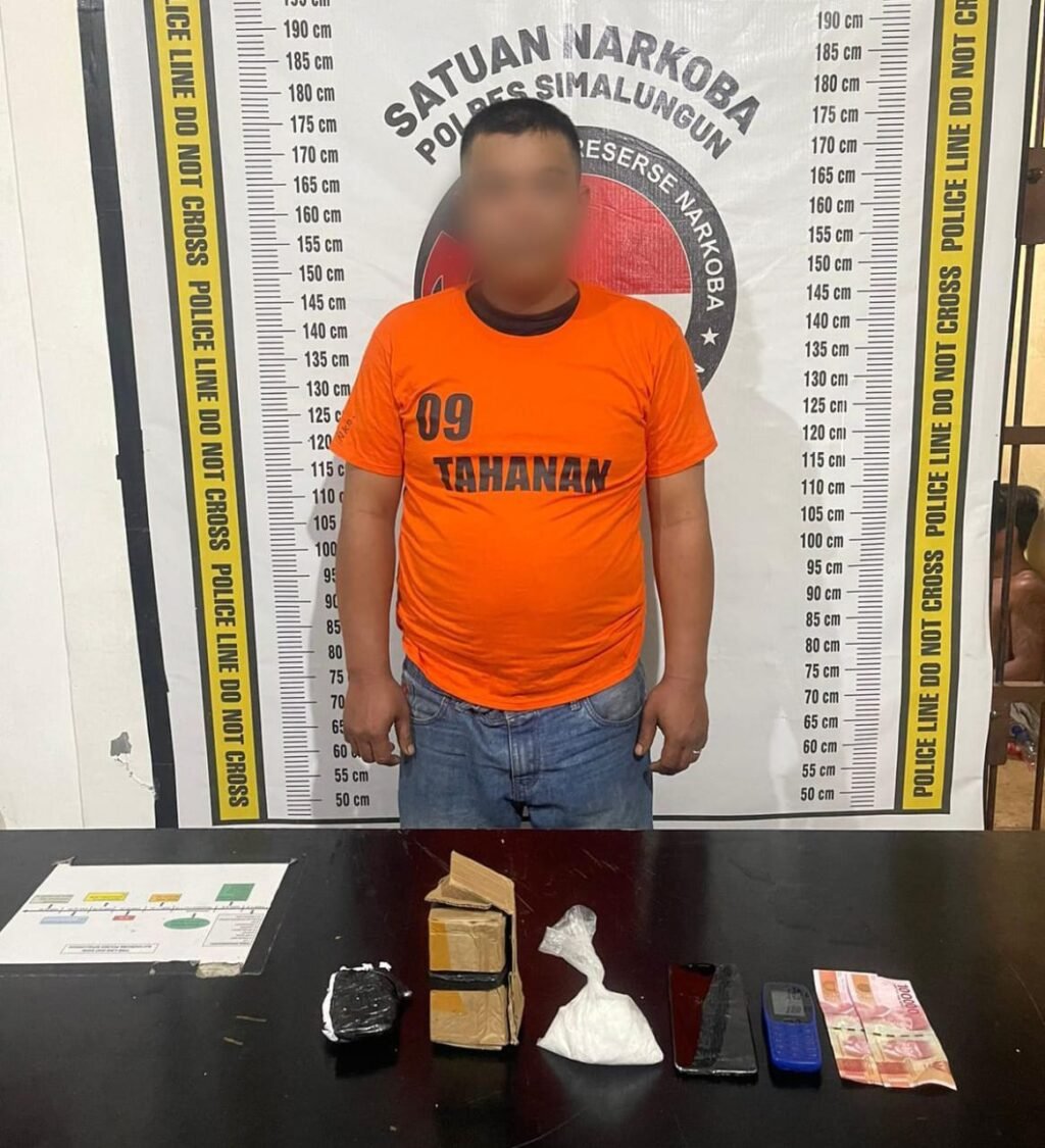 Tersangka dan barang bukti diamankan Sat Narkoba Polres Simalungun. Foto: Humas Polres Simalungun.