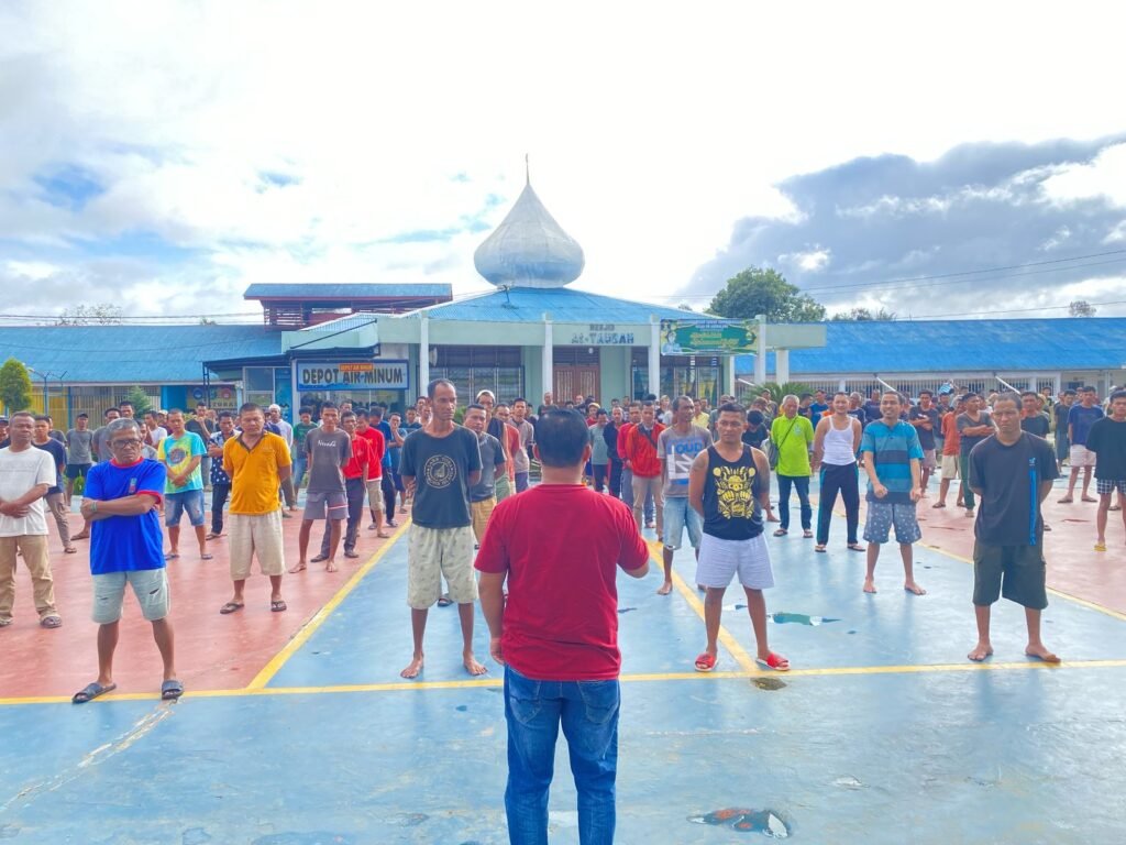 Pengarahan dari Ka KPR Sidikalang Kelas IIB kepada Warga Binaannya, di sela-sela kegiatan Senam Pagi. Foto: Dok. Rutan Kelas IIB Sidikalang.
