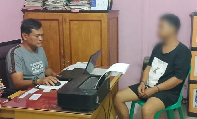 (Kanan) Tersangka saat dilakukan pemeriksaan oleh Pihak penyidik Polres Simalungun. Foto: Humas Polres Simalungun.
