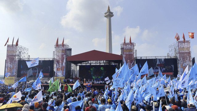 Buruh dari sejumlah elemen mengikuti aksi May Day di kawasan Monas, Jakarta, Kamis (1/5/2025). Foto: Luthfi Humam/kumparan