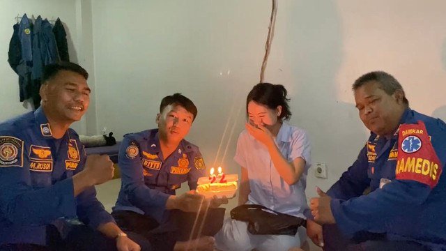 Tim Damkar Kabupaten Bogor merayakan ulang tahun Putri Affrira. Dok: Damkar Kabupaten Bogor