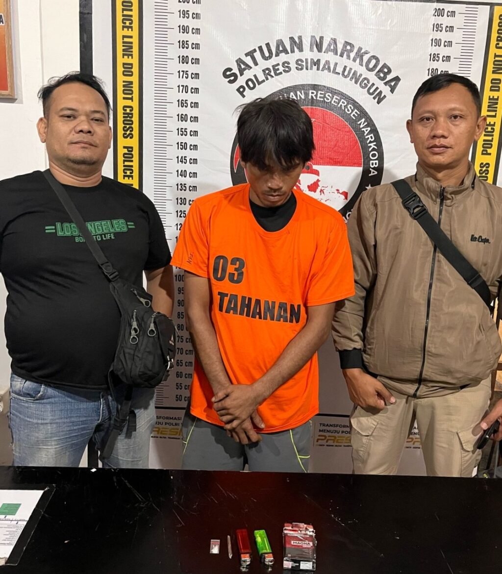 (Tengah) Tersangka dan barang bukti diamankan Polres Kabupaten Simalungun. Foto: Humas Polres Simalungun.