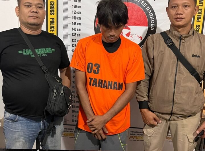 (Tengah) Tersangka dan barang bukti diamankan Polres Kabupaten Simalungun. Foto: Humas Polres Simalungun.