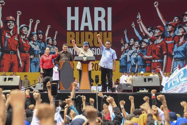 Presiden Republik Indonesia Prabowo Subianto menyampaikan pidato saat May Day 2025 di kawasan Monas, Jakarta, Kamis (1/5/2025). Foto: Muhammad Adimaja/ANTARA FOTO